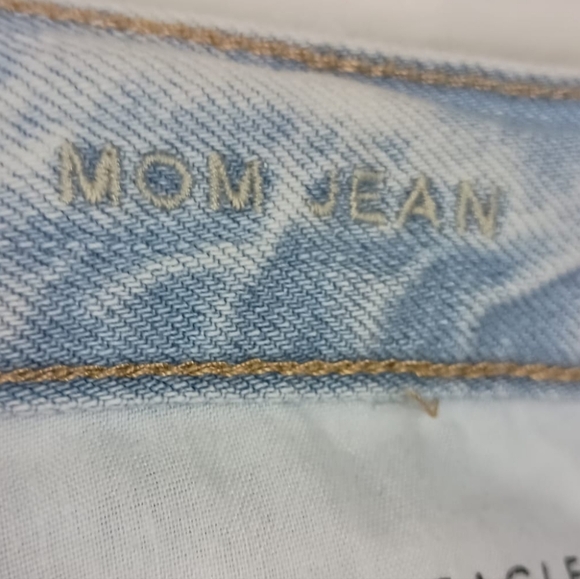 American Eagle High Rise Mom Jeans in Light Blue Wash Size 8 - Picture 8 of 8